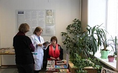 «Библиотечный десант» Обзор новинок в Районной больнице п. Мама