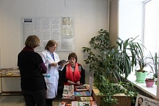 «Библиотечный десант» Обзор новинок в Районной больнице п. Мама