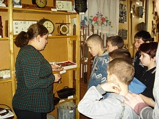 Экскурсия в музее  для детей с ограниченными возможностями по выставке часов  «У каждого времени свои часы»