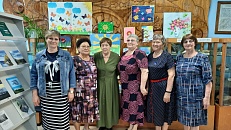 <Стоит поселок над рекой>.